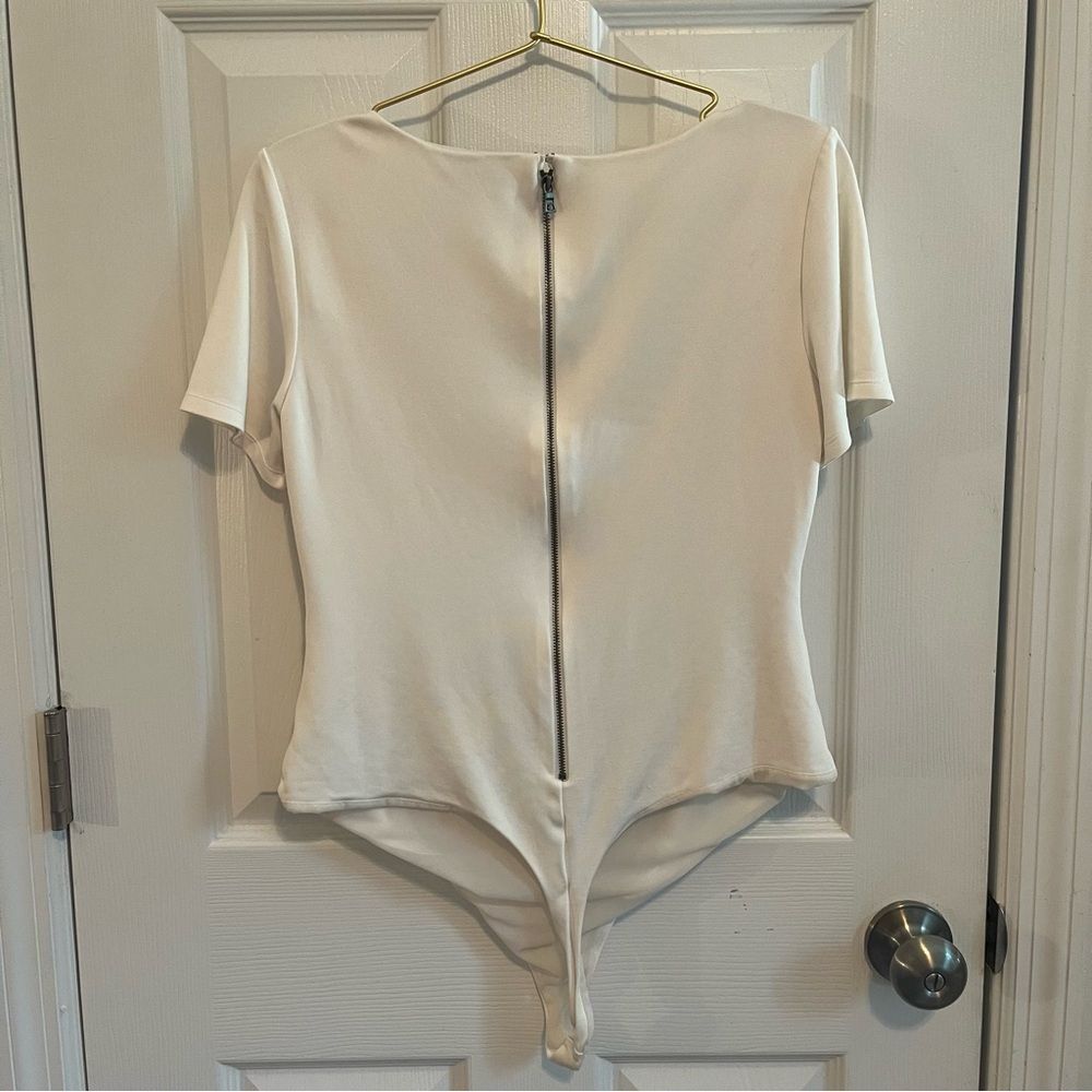 NWOT Alice + Olivia White Cowl Neck Bodysuit – Chic Minimalist Staple - Picture 5 of 6